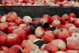 MARKET apples 2 uai